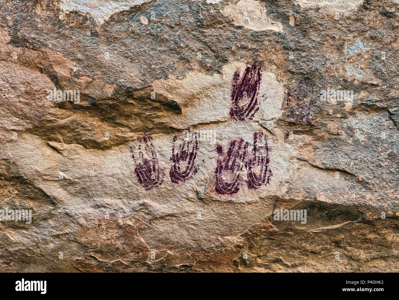 Alte indische handprint Piktogramme an Schicksal Bell Rockshelter in Seminole Canyon State Park und historischen Ort in der Nähe von Comstock, Texas, USA Stockfoto