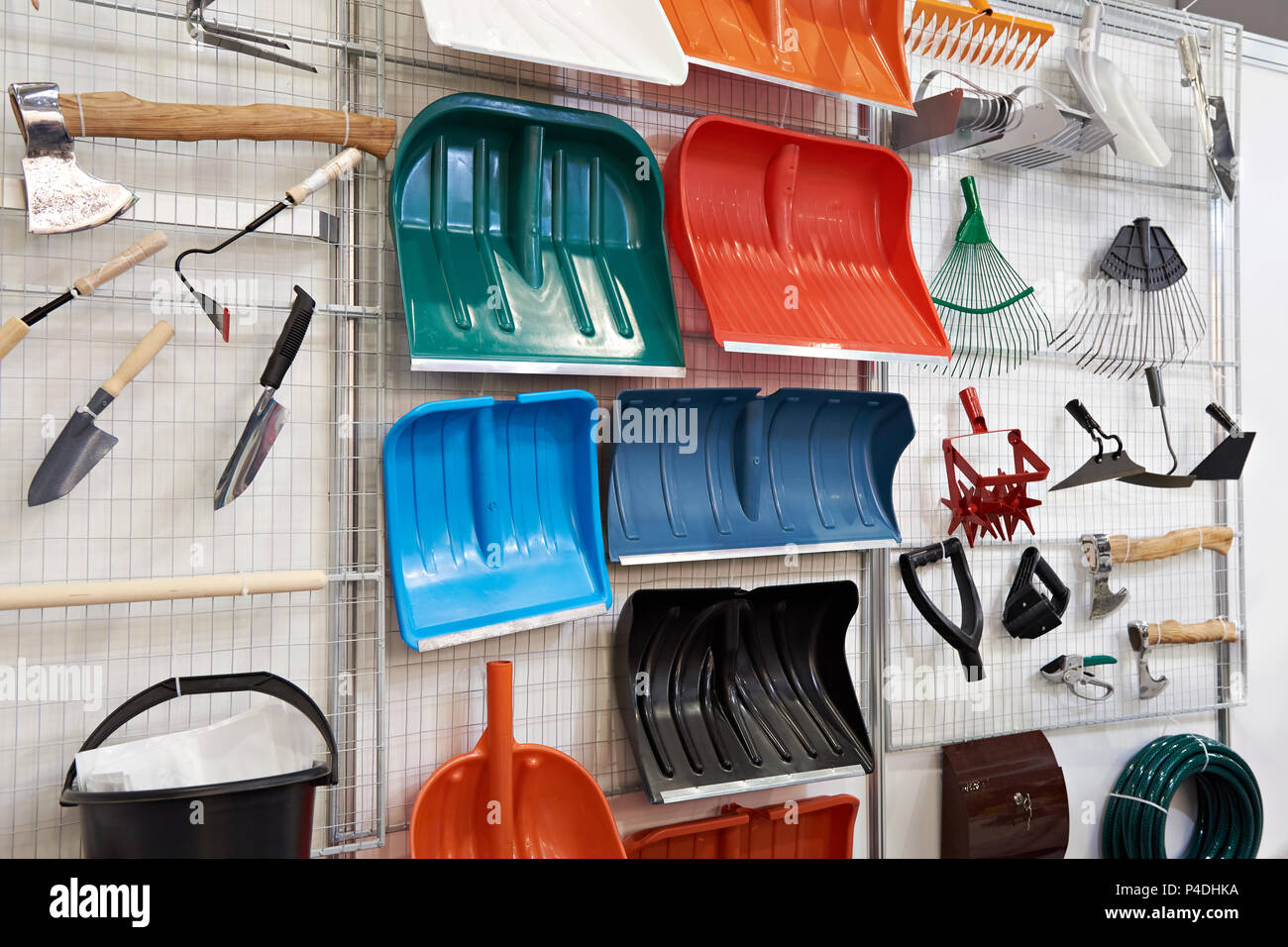 Kunststoff schaufeln und andere Haushaltswaren im Store. Stockfoto