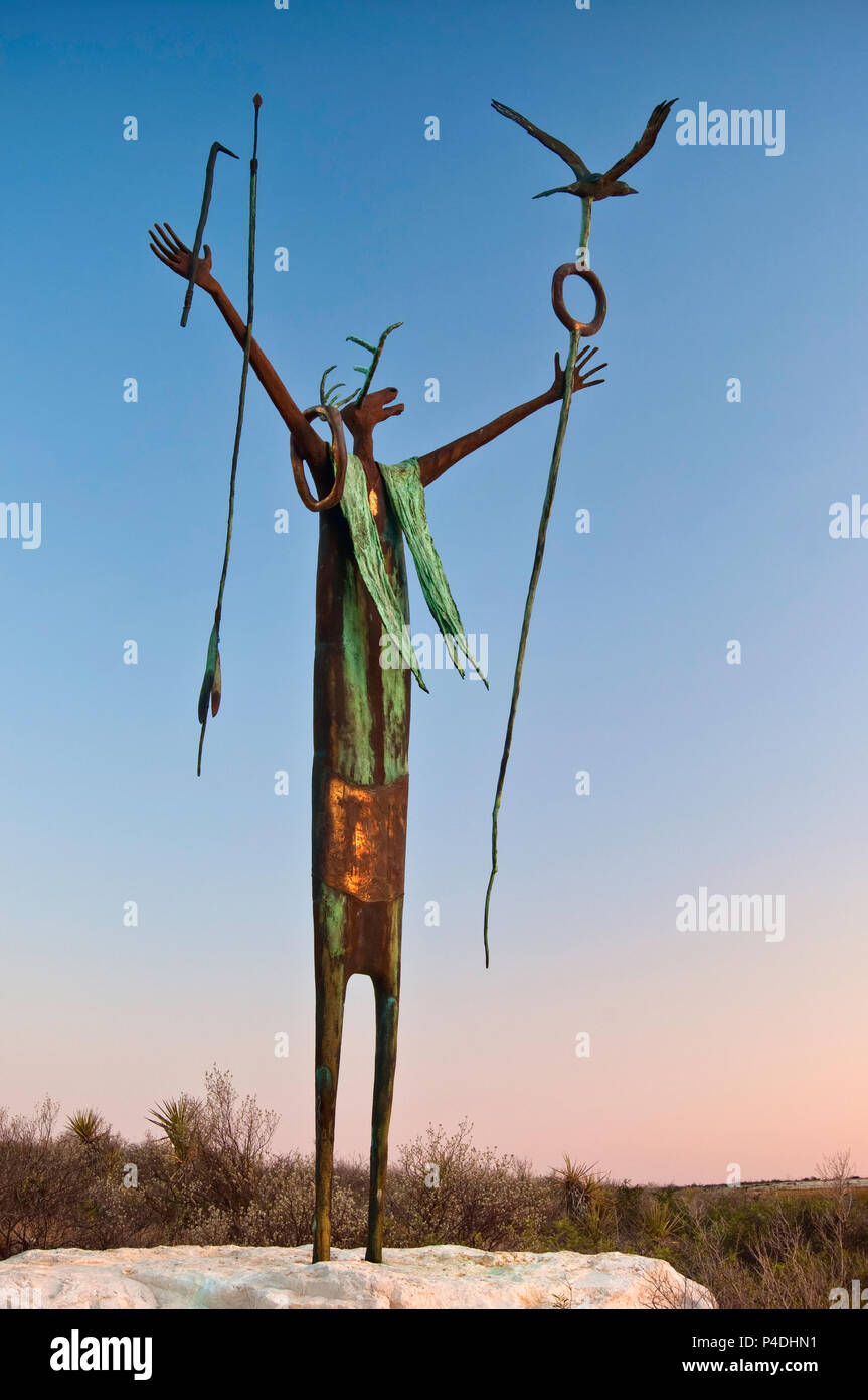 Der Hersteller von Frieden, Skulptur der indischen Schamanen von Bill Worrell, durch Piktogramme inspiriert, in Seminole Canyon State Park, Texas, USA Stockfoto