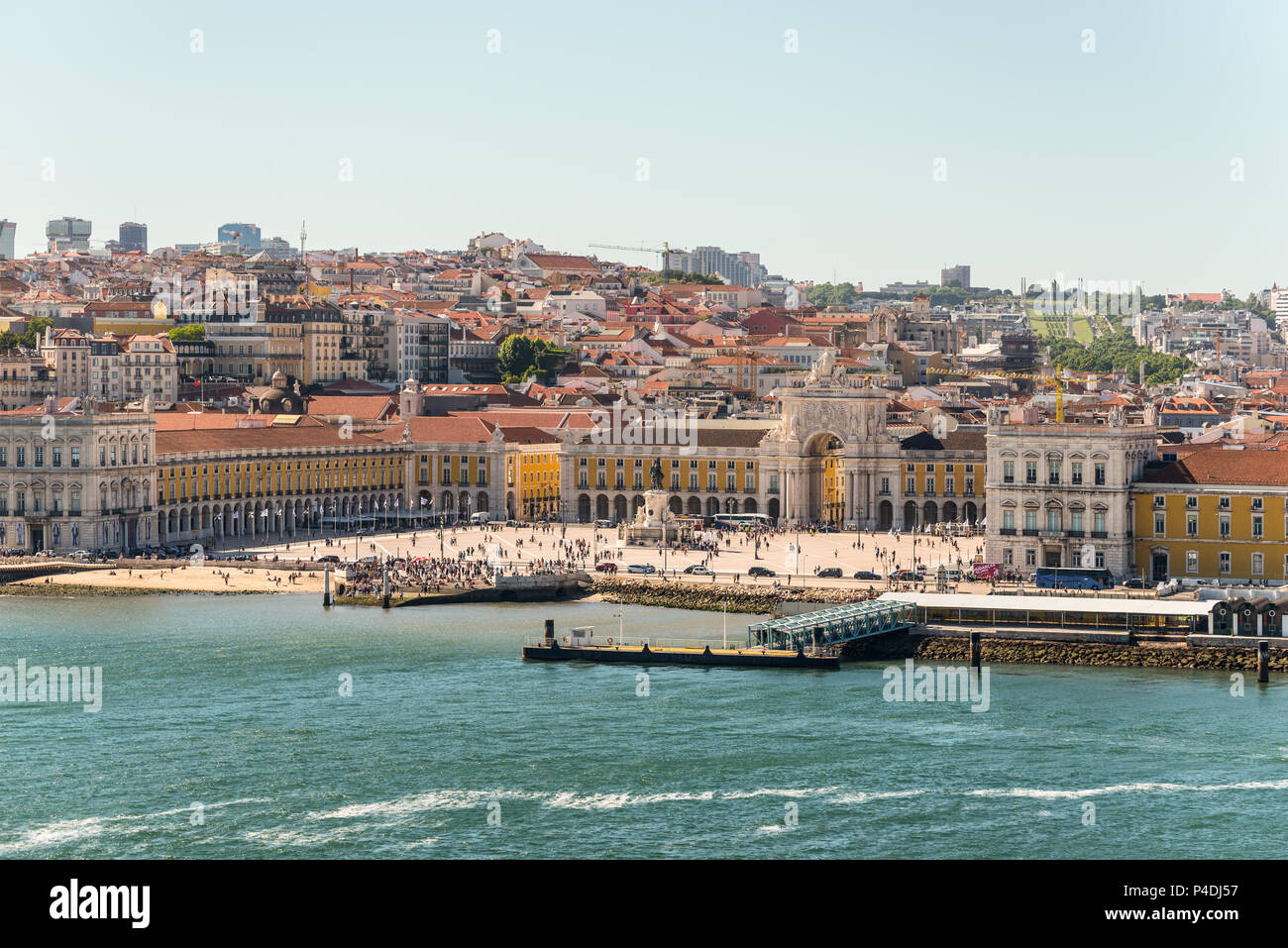 Lissabon, Portugal - 19. Mai 2017: Commerce Square (Praça do Comercio) in Lissabon vom Flusses Tajo, Portugal gesehen. Der Platz wurde von den 1755 destoryed Stockfoto