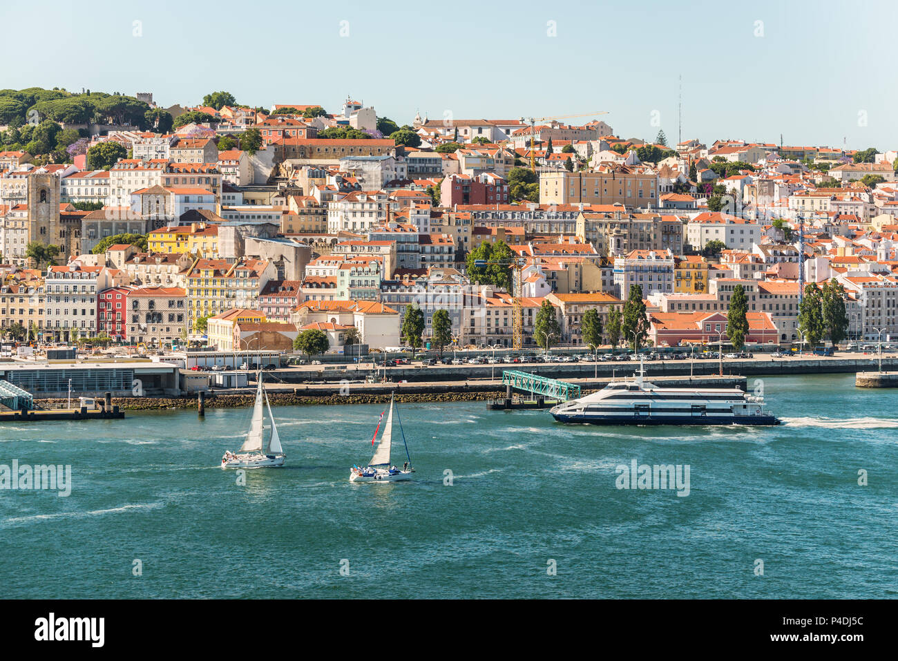 Lissabon, Portugal - 19. Mai 2017: Blick auf Lissabon Stadt mit alter Architektur von Kreuzfahrtschiff, Portugal. Segelyacht im Vordergrund. Stockfoto