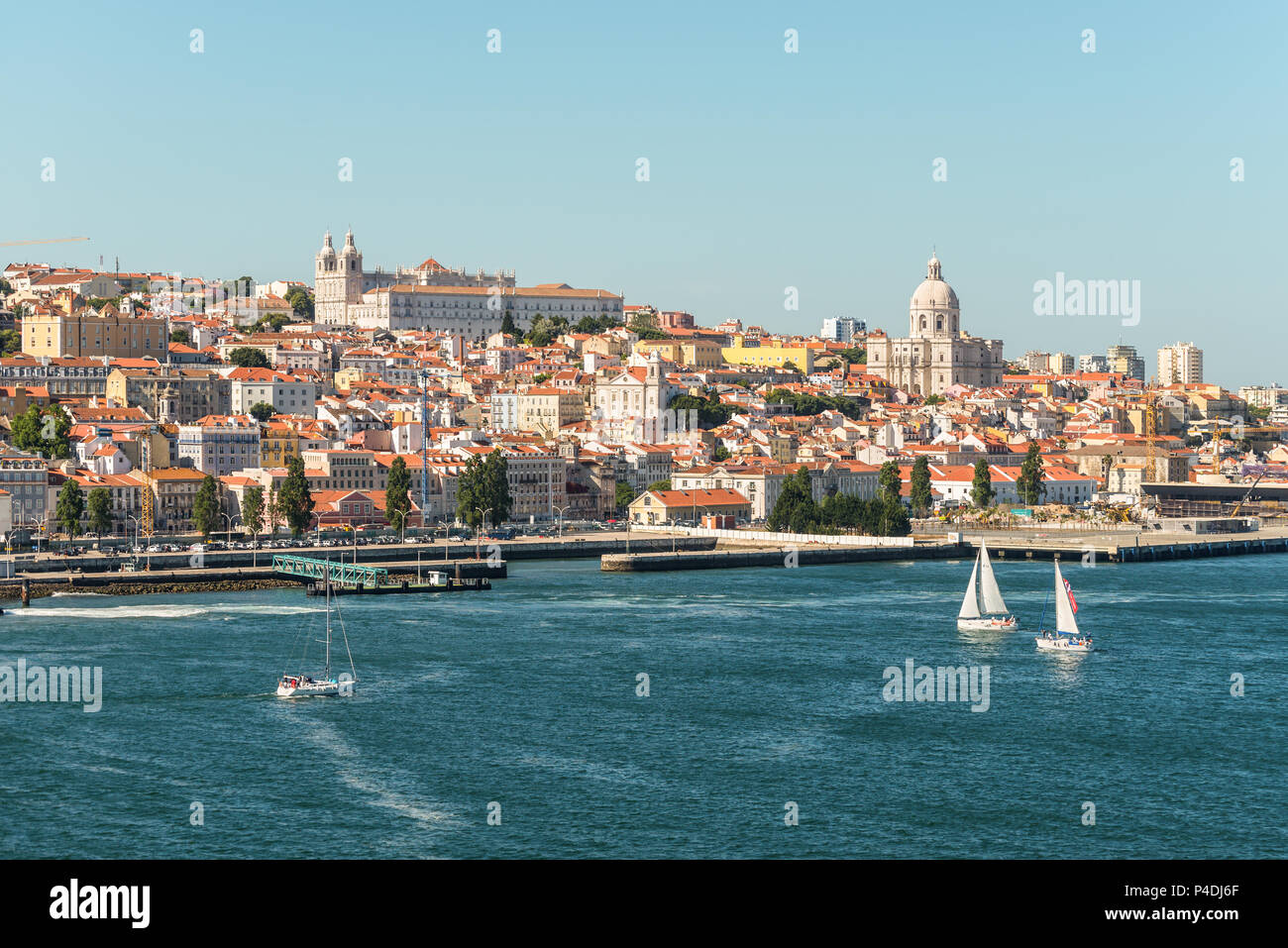 Lissabon, Portugal - 19. Mai 2017: Blick auf Lissabon Stadt mit alter Architektur von Kreuzfahrtschiff, Portugal. San Vicente de Fora Kloster und National Pa Stockfoto