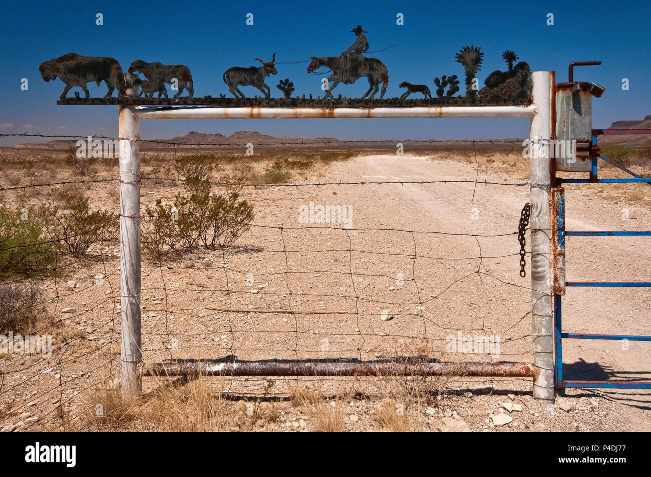 Schmiedeeisen-Schild am Ranch Eingang in der Chihuahua-Wüste in der Nähe von Alpine, Texas, USA Stockfoto