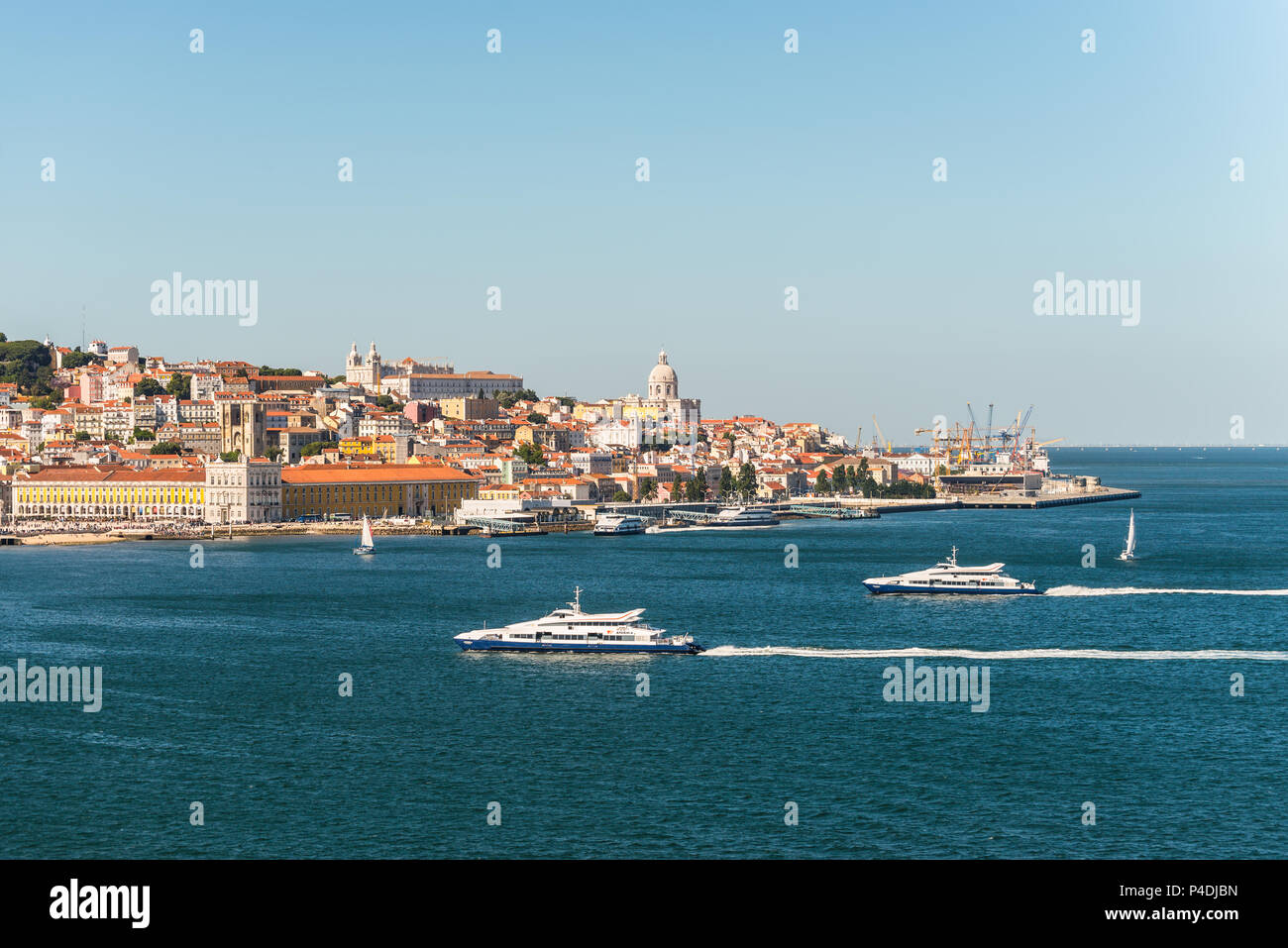 Lissabon, Portugal - 19. Mai 2017: Blick auf Lissabon Stadt mit alter Architektur von Kreuzfahrtschiff, Portugal. San Vicente de Fora Kloster und National Pa Stockfoto