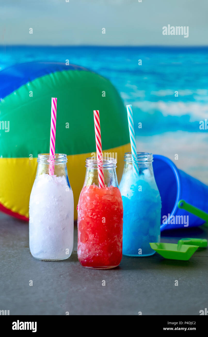 Helles Rot Weiß und Blau gefrorenen Getränke, Kinderfreundlich patriotischen Getränk für den 4. Juli Sommer Beach Partys, Stockfoto
