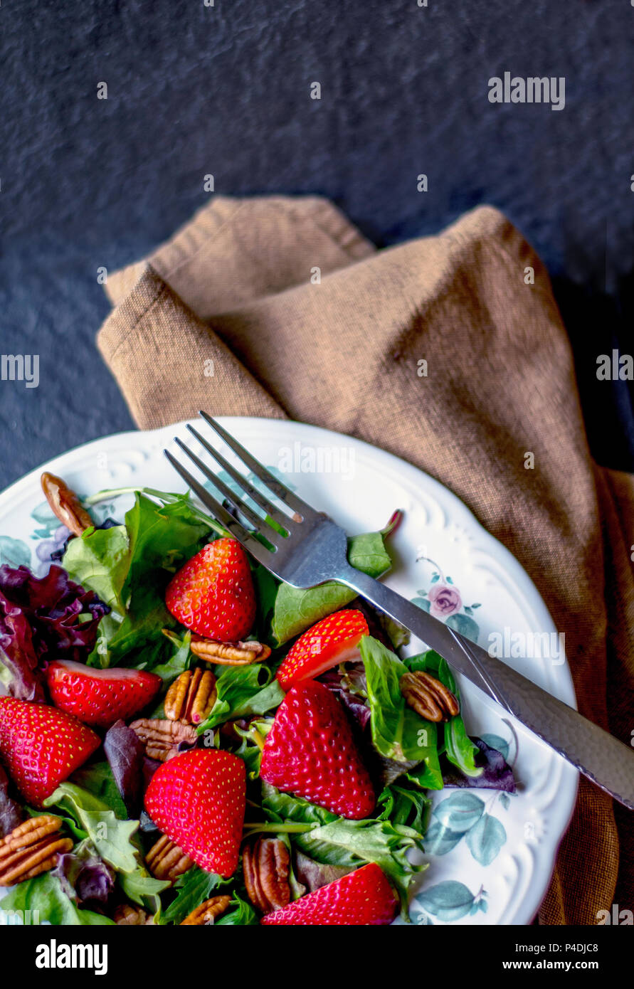 Köstliche Pecan und Erdbeere, Salat mit gemischter Salat Stockfoto