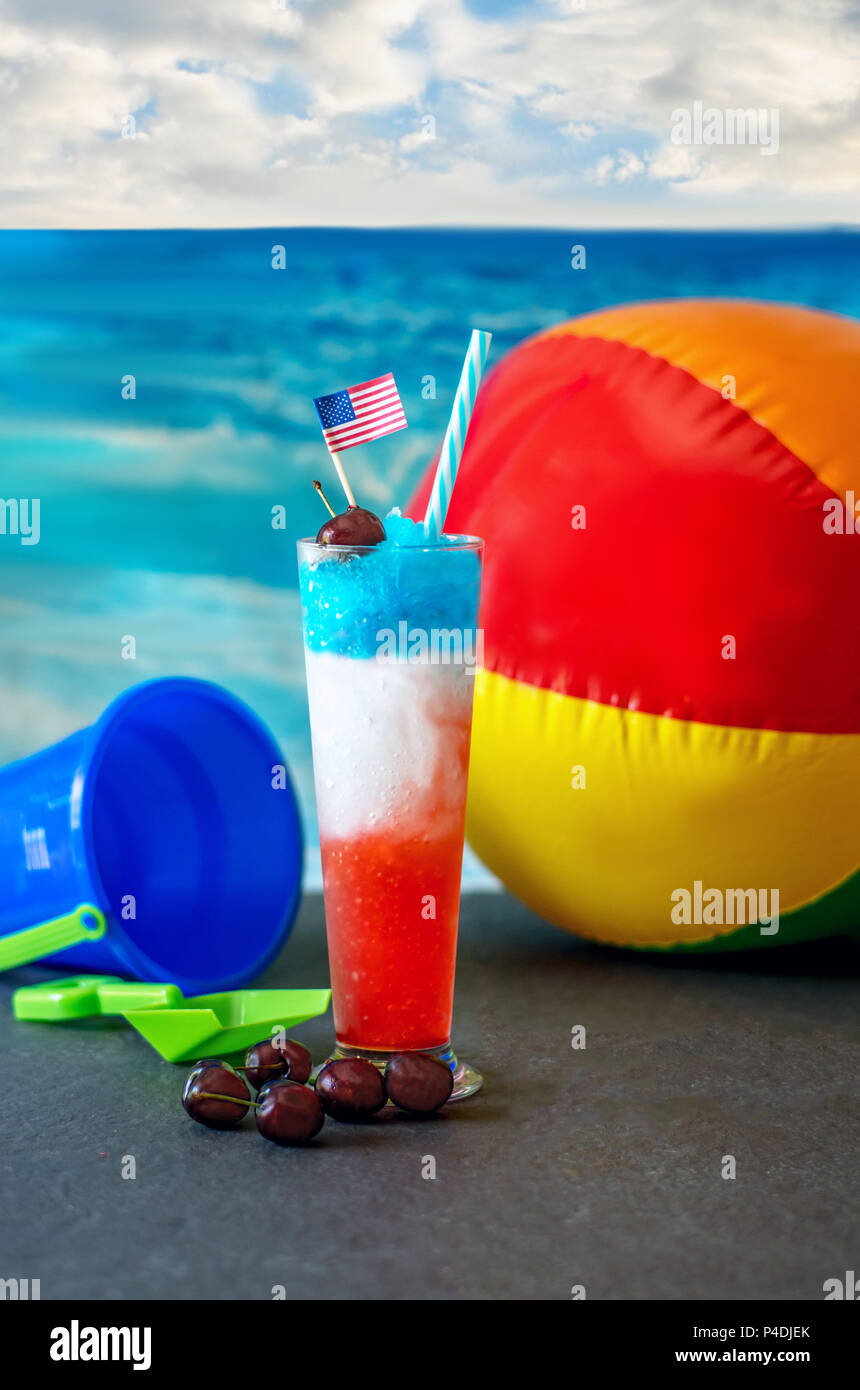 Gefrorene bunte Sangria für eine 4. Juli Beach Party Stockfoto