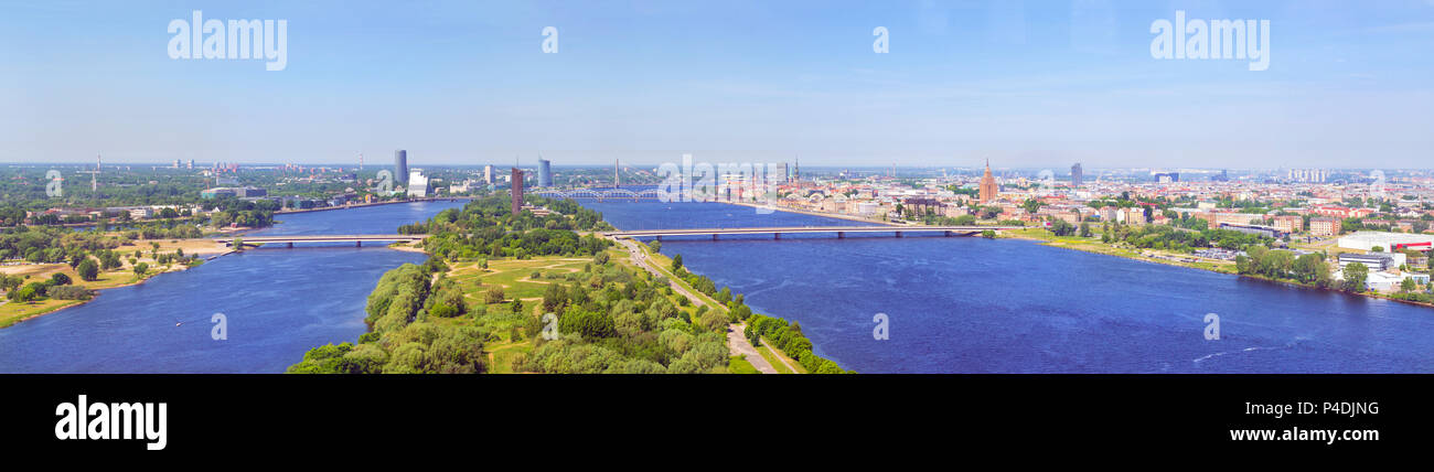 Sommer Luftaufnahme der Stadt Riga von der Höhe der Fernsehturm. Blick auf die Altstadt, die Insel Zakusala, Brücken über den Fluss Daugava und westlichen Dv Stockfoto