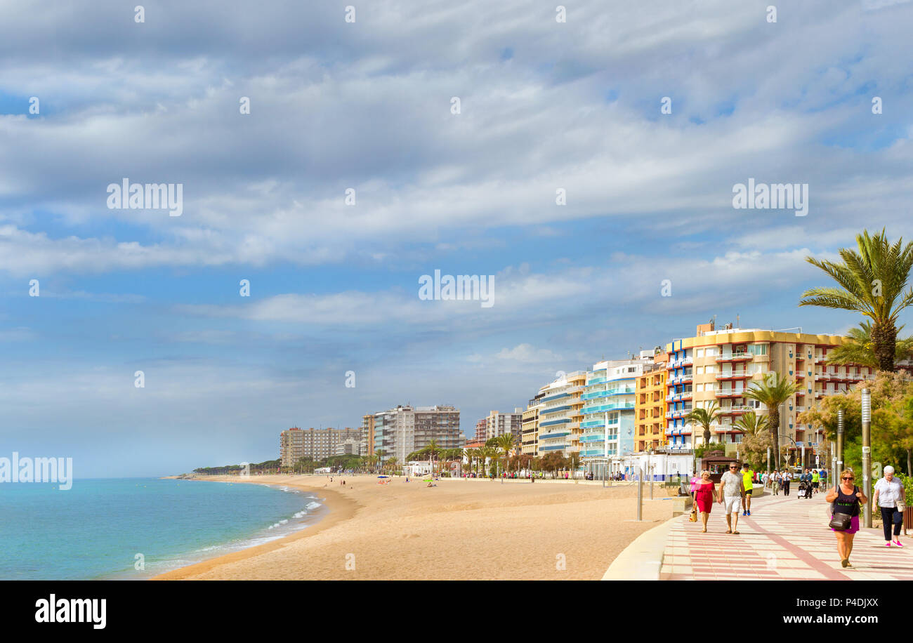 Blanes, Spanien - 30. Mai, 2018: die Küste von Sandstrand und Architektur der Spanischen beach resort Blanes im Sommer. Costa Brava in Katalonien. Touristen rel Stockfoto