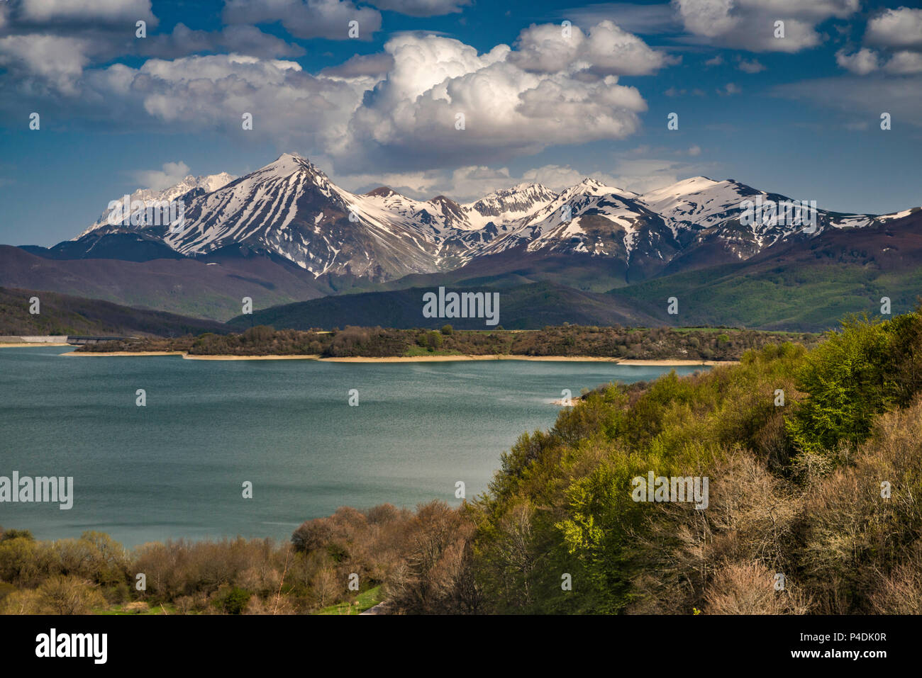 Gran Sasso d'Italia Bergkette über Lago di Compotosto, Gran Sasso-Laga National Park, in der Nähe der Ortschaft Capitagnano, Abruzzen, Italien Stockfoto