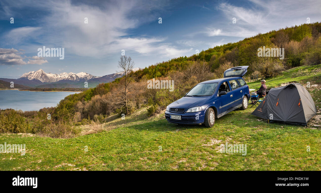 Abgelegener Campingplatz über dem Lago di Compotosto, Gran Sasso d'Italia in der Ferne, Nationalpark Gran Sasso-Laga, Abruzzen, Italien Stockfoto