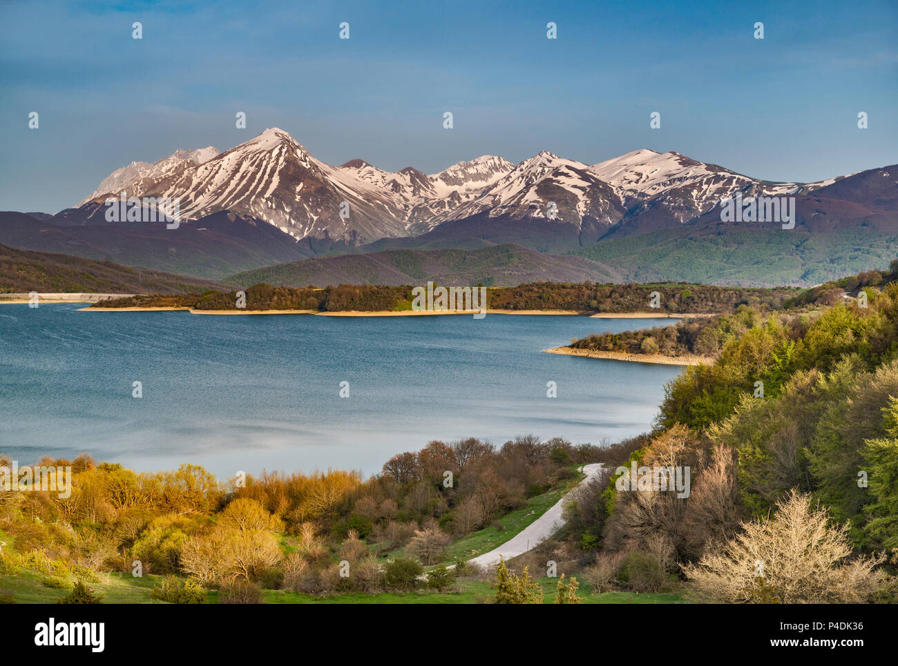 Gran Sasso d'Italia Bergkette über Lago di Compotosto, Gran Sasso-Laga National Park, in der Nähe der Ortschaft Capitagnano, Abruzzen, Italien Stockfoto