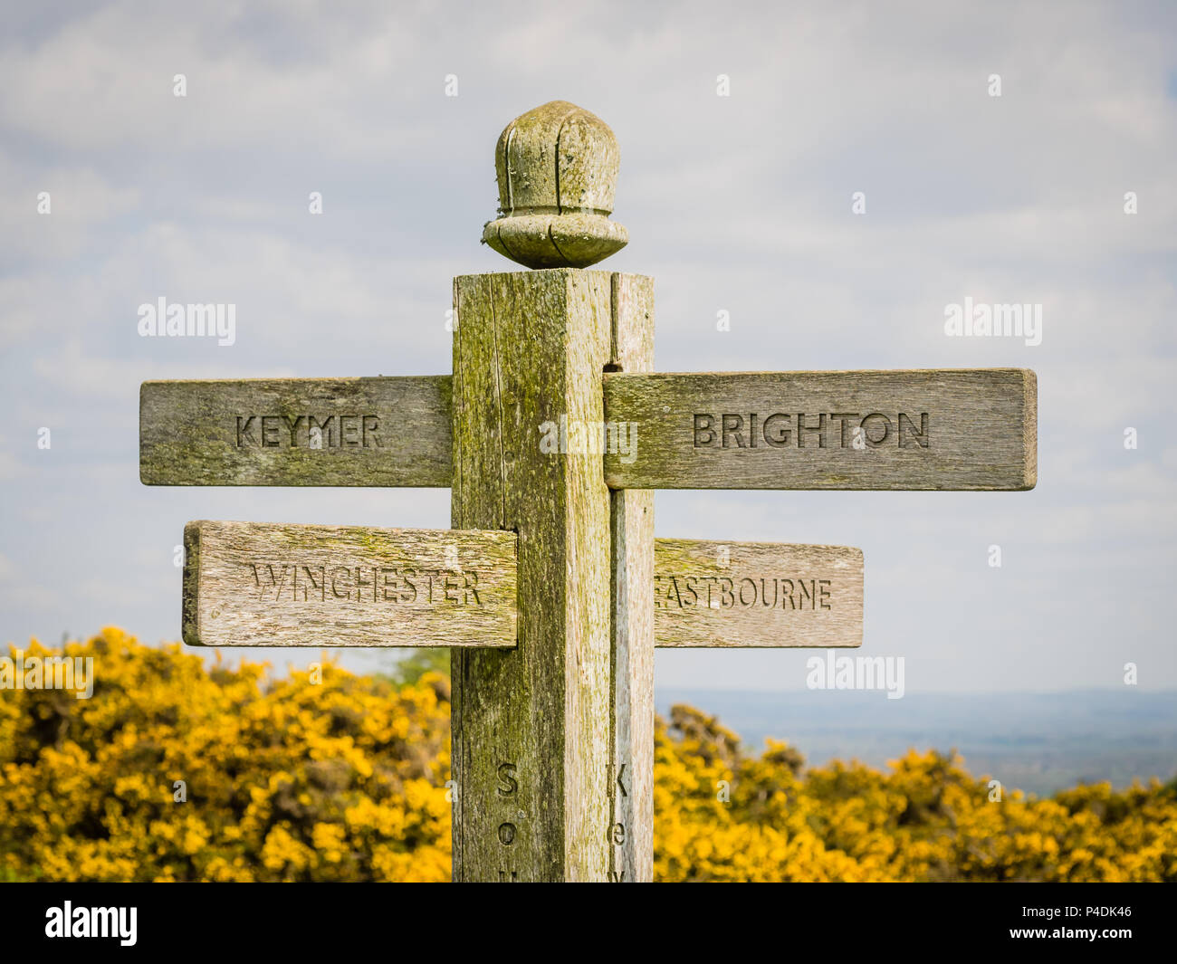 Wegweiser auf dem langen, weit entfernten South Downs Way mit den Wegweisern nach Brighton, Keymer, Eastbourne und Winchester, Großbritannien. Stockfoto