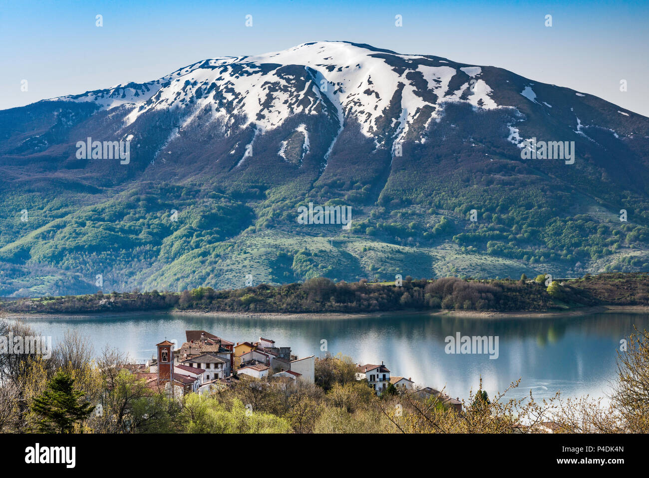 Dorf Mascioni entworfene über Lago di Compotosto, Gran Sasso d'Italia Bergkette in der Ferne, Ende April, Gran Sasso-Laga Nationalpark, Abruzzen, Italien Stockfoto