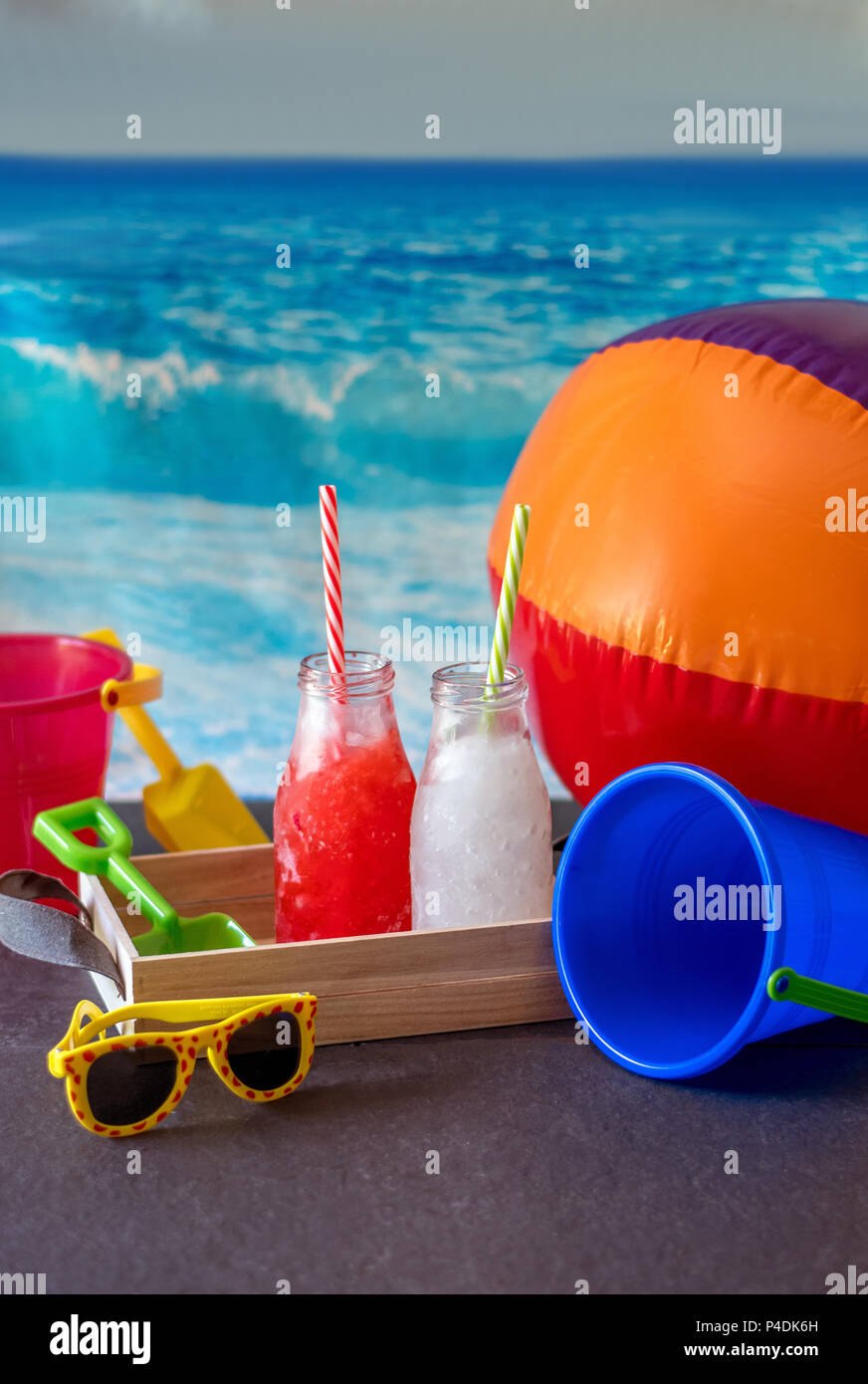 Rote Erdbeere Matsch und Limonade slush für durstige Strand Kinder. erfrischend! Stockfoto