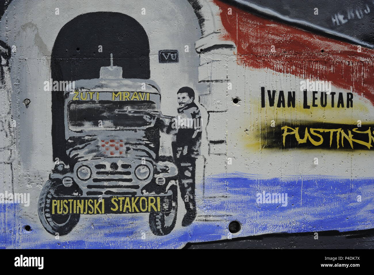 Graffitis Denkmal der Helden des Krieges Bürgerkrieg in Jugoslawien Jugoslawien- krieg Vukovar Straße zu erinnern. Split, Kroatien Stockfoto