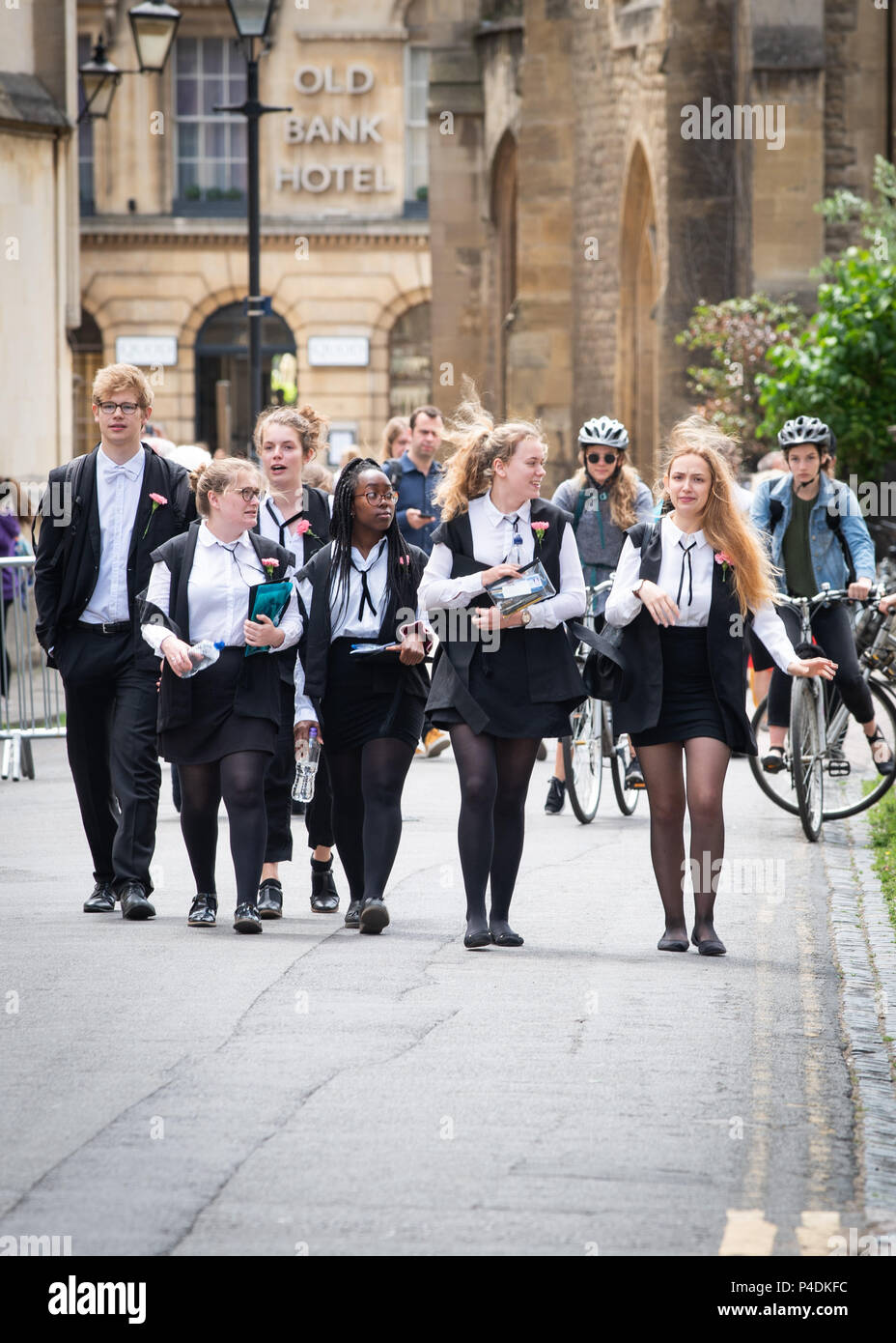Studierende an der Universität Oxford tragen die traditionelle ub fusc" Kleider, die zwingend vorgeschrieben, wenn die Prüfungen sind. Nelken Kurs Jahr bezeichnen. Stockfoto