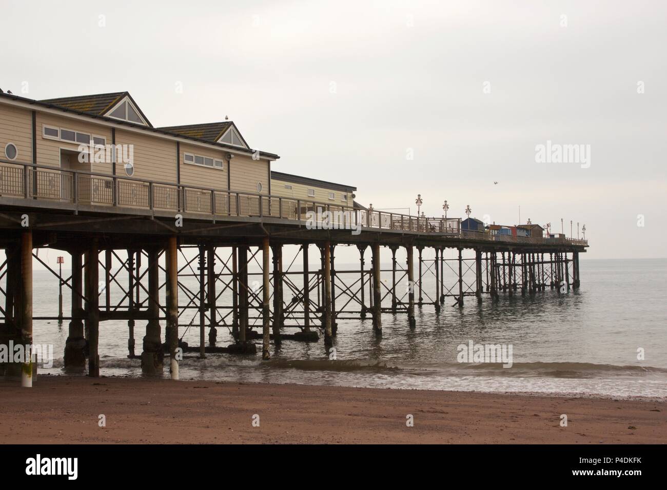 Der Blick auf die Grand Pier in Teignmouth, South Devon aus Teignmouth Strand, der Darstellung der britischen Küste Stockfoto