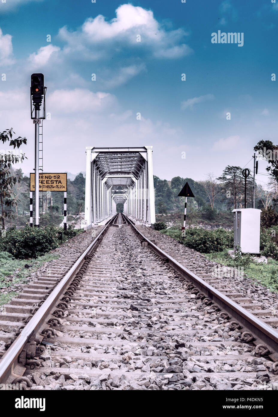 Die Eisenbahnbrücke über die teesta, im Süden von der Krönung Bridge in Siliguri, West Bengal, Indien Stockfoto