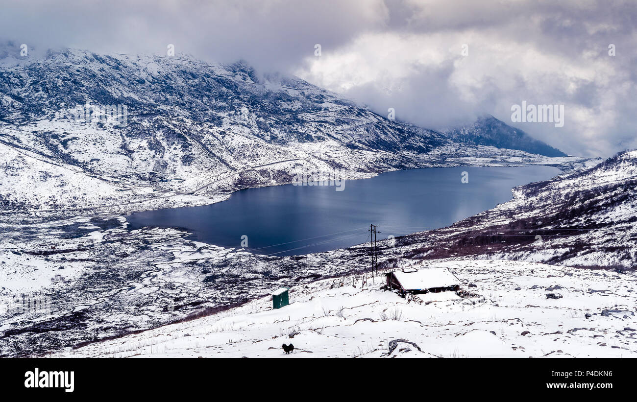 Die Seidenstraße Tour hat mehrere Höhenlage schöne Seen und einer der schönsten ist sicherlich die Kupup See. Stockfoto