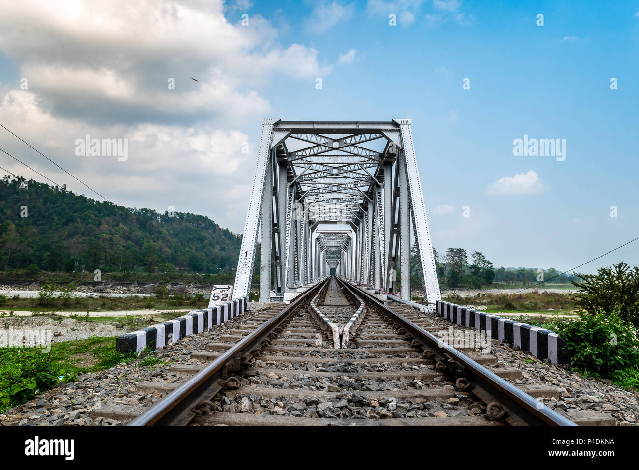Die Eisenbahnbrücke über die teesta, im Süden von der Krönung Bridge in Siliguri, West Bengal, Indien Stockfoto