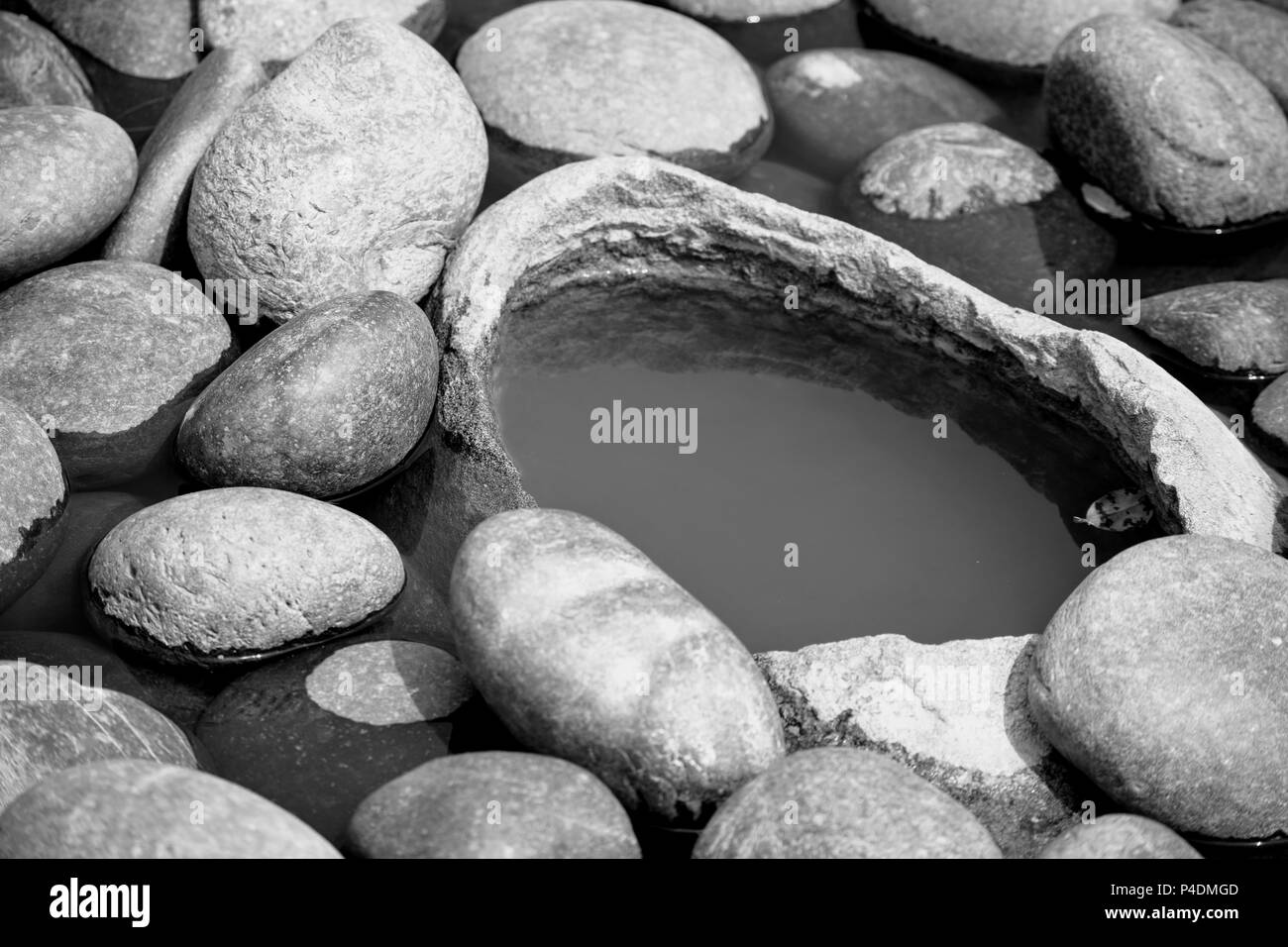 Schwarze und weiße Felsen und Wasser, Pasadena, CA Stockfoto
