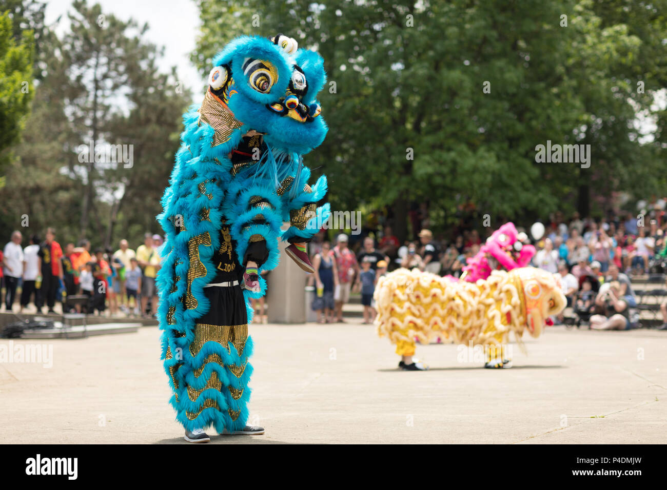 Columbus, Ohio, USA - Mai 27, 2018 Mitglieder der Tay Phuong Kloster ein Löwe Tanz an der Asiatischen Festival durchführen. Stockfoto