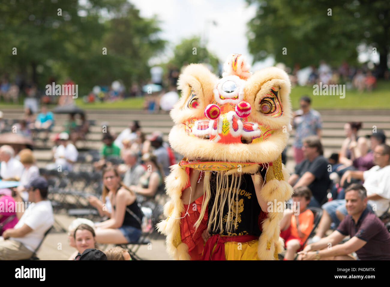 Columbus, Ohio, USA - Mai 27, 2018 Mitglieder der Tay Phuong Kloster ein Löwe Tanz an der Asiatischen Festival durchführen. Stockfoto