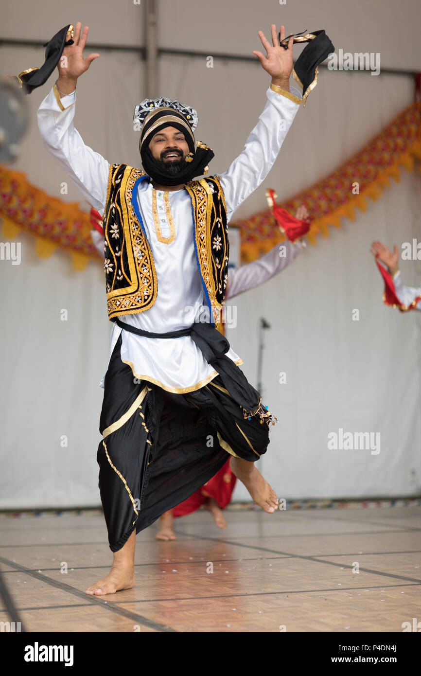 Columbus, Ohio, USA - 27. Mai 2018 Eine Gruppe von Bhangra Tänzer an den asiatischen Festival und die Öffentlichkeit sie im Tanzen. Stockfoto