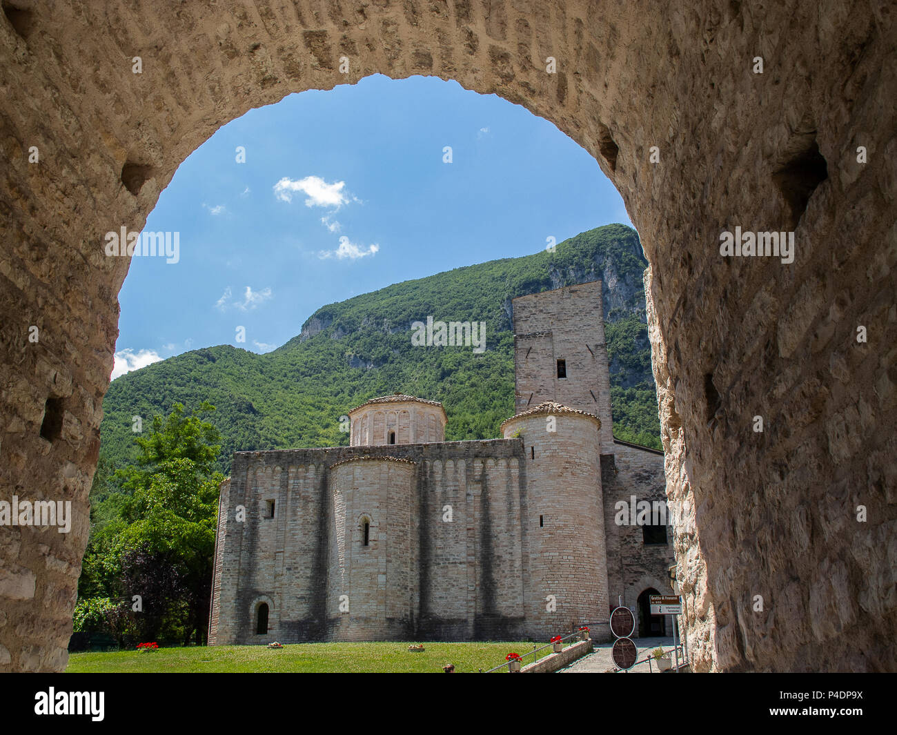 Mittelalterliche Abtei von San Vittore al Chiuse, gelegen in einem großen Tal des zentralen Apennin (Italien) Stockfoto