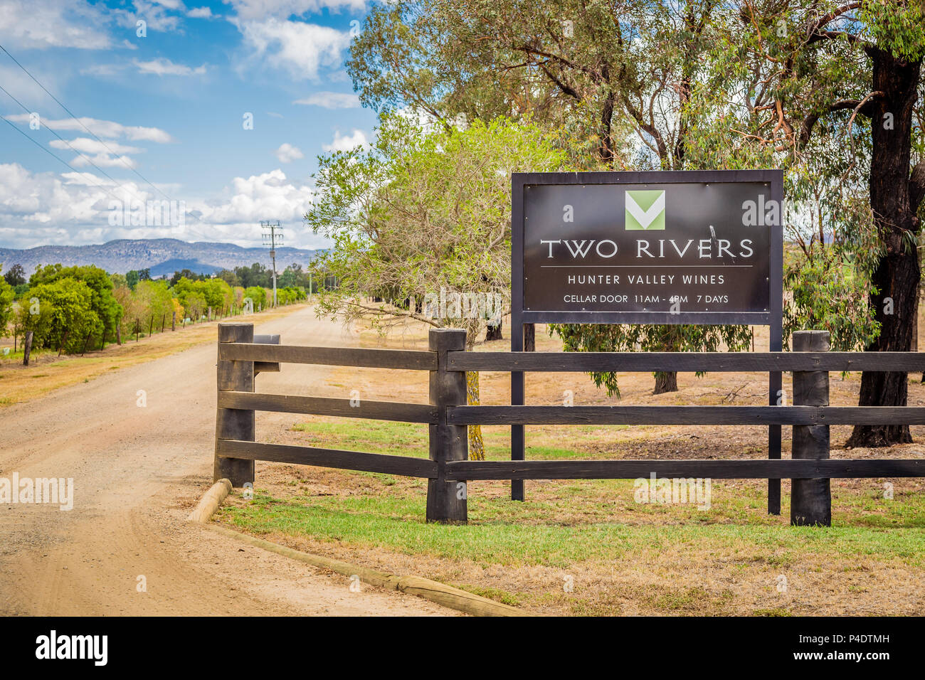 Eingang zu den zwei Flüssen Hunter Valley Weine. Denman, NSW, Australien. Stockfoto