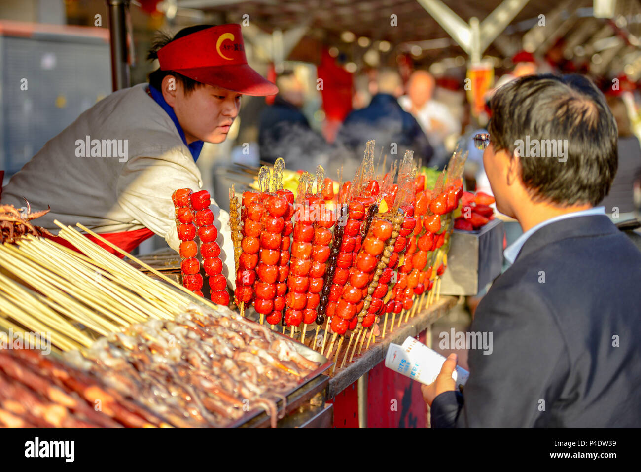 Peking, China - 11. MÄRZ 2016: Essen Anbieter ihre Produkte bietet die Donghuamen Night Market in der Nähe Wangfujing Street in Peking, China Stockfoto