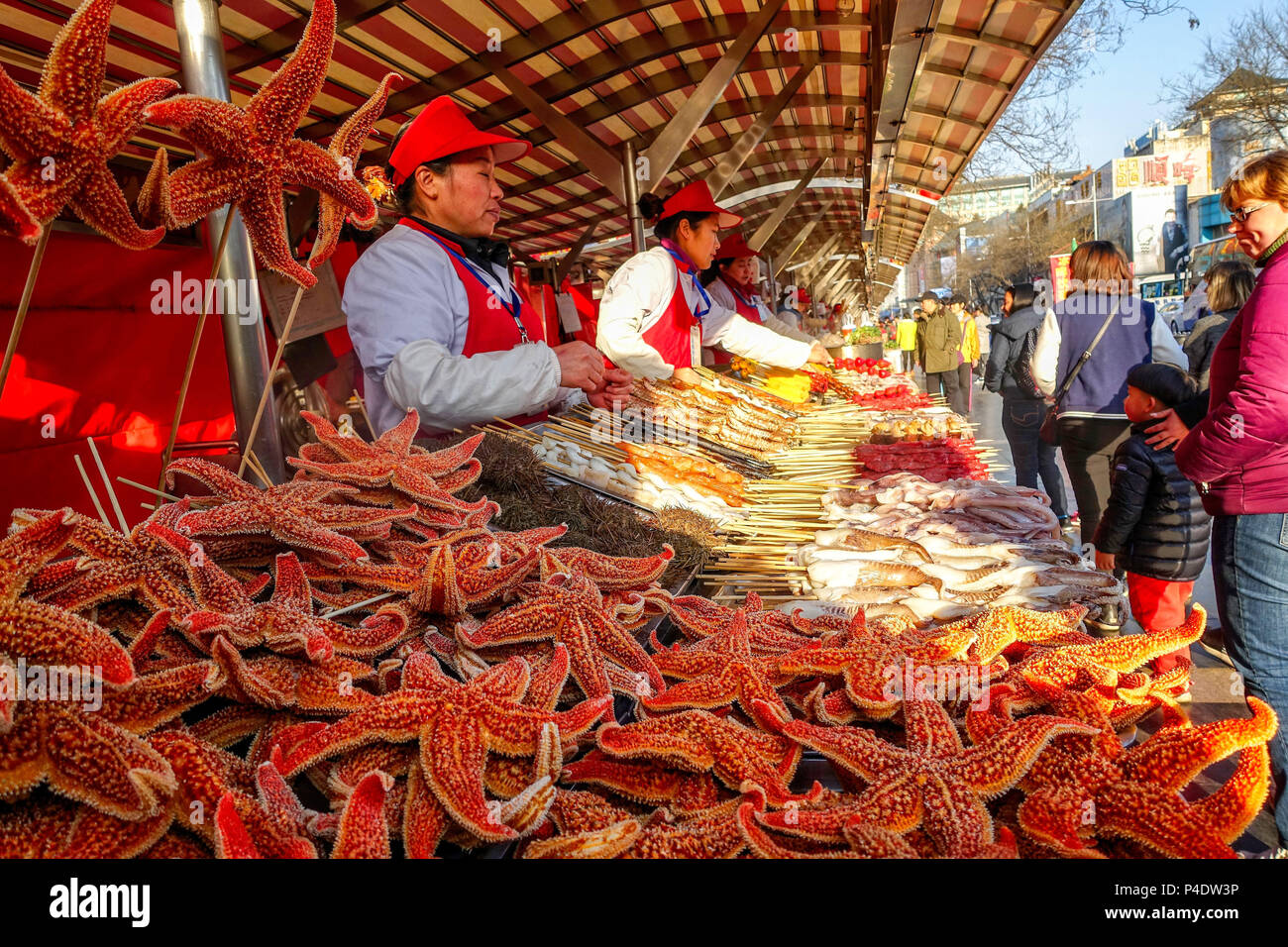 Peking, China - 11. MÄRZ 2016: Essen Anbieter ihre Produkte bietet die Donghuamen Night Market in der Nähe Wangfujing Street in Peking, China Stockfoto