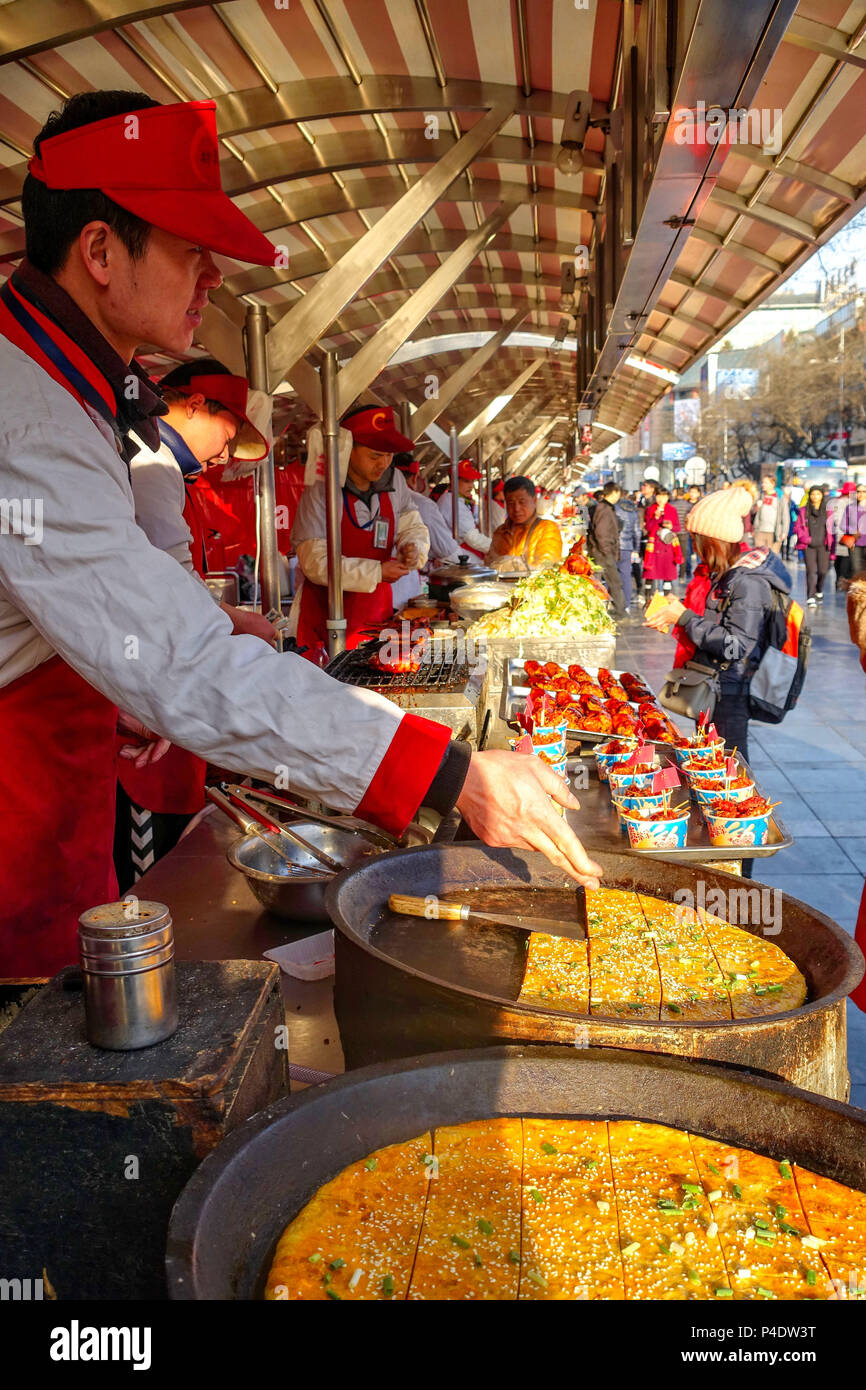 Peking, China - 11. MÄRZ 2016: Essen Anbieter ihre Produkte bietet die Donghuamen Night Market in der Nähe Wangfujing Street in Peking, China Stockfoto