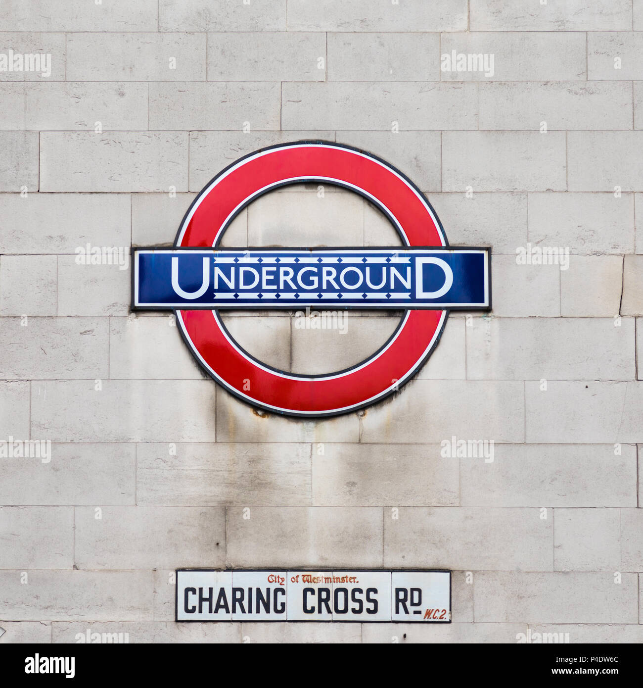 London, Großbritannien - 8. Juni 2017: Die Ikonischen Zeichen für die Londoner U-Bahn auf einer Wand in der Verkohlung Cross Road, Westminster. In London, England. Stockfoto