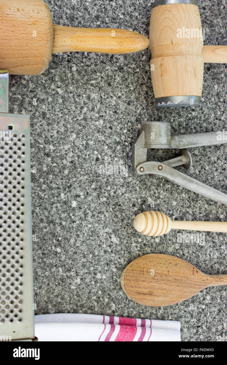 Ländliche Küche Geschirr auf dem Tisch von oben - rustikale Hintergrund mit Freier Text. Stockfoto