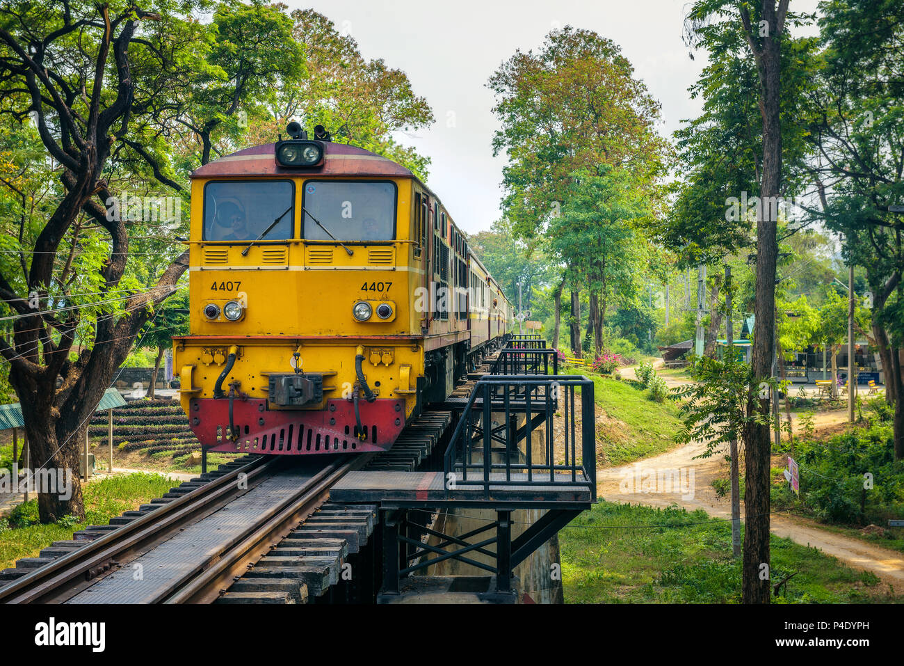Thai Zug auf der historischen Brücke über den River Kwai Stockfoto