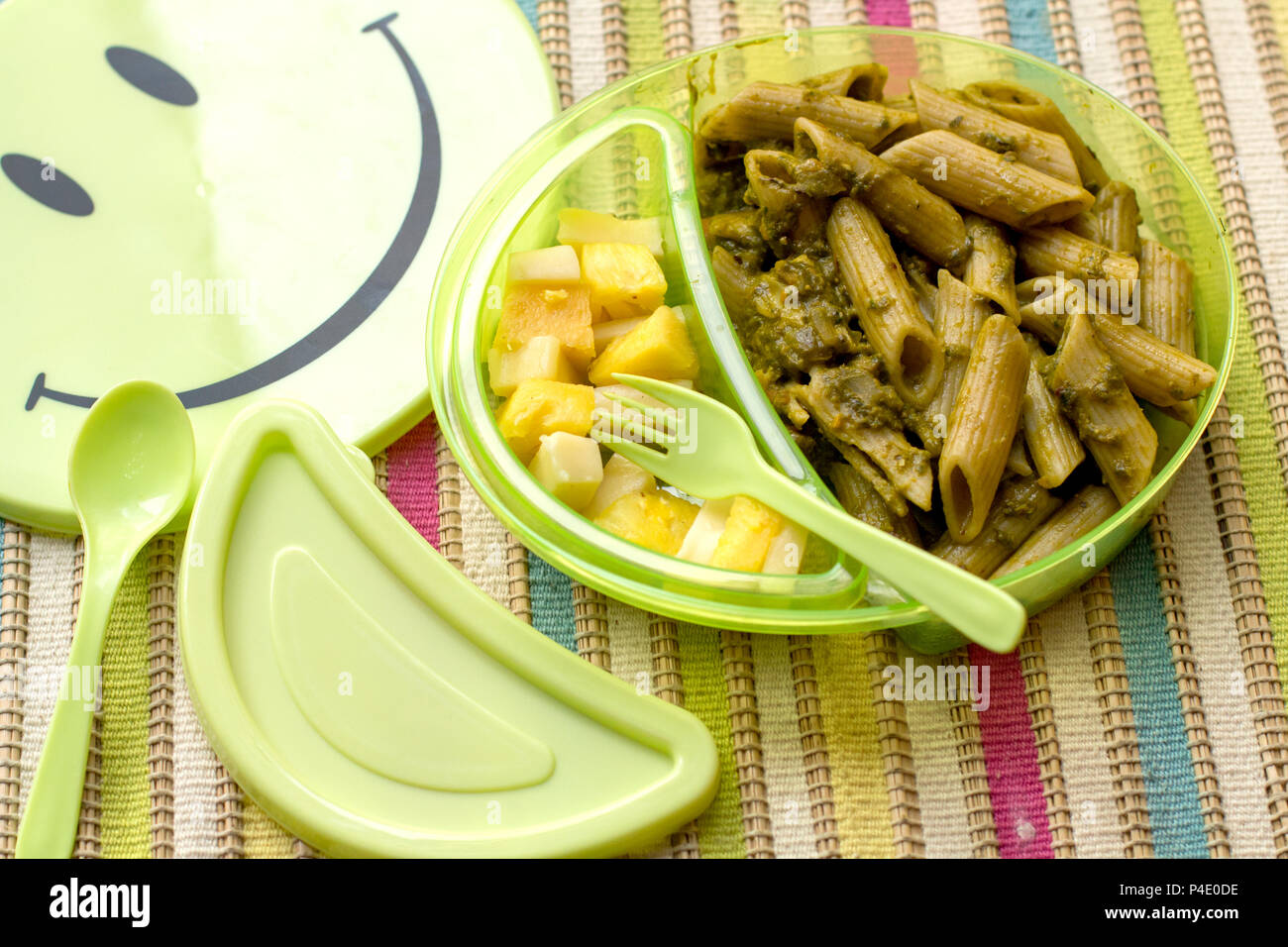Pasta mit Spinat und Walnüssen ist ein gesundes Mittagessen, Teller für Kinder. Stockfoto