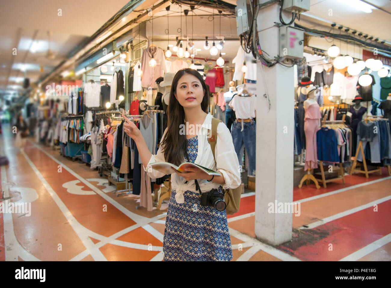 Asiatische Frau, ihren Weg zu finden in den Siam Square Straße. Dies ist ein wohlhabender Ort in der Stadt Bangkok. Jeder liebt zu Hier einkaufen. Stockfoto