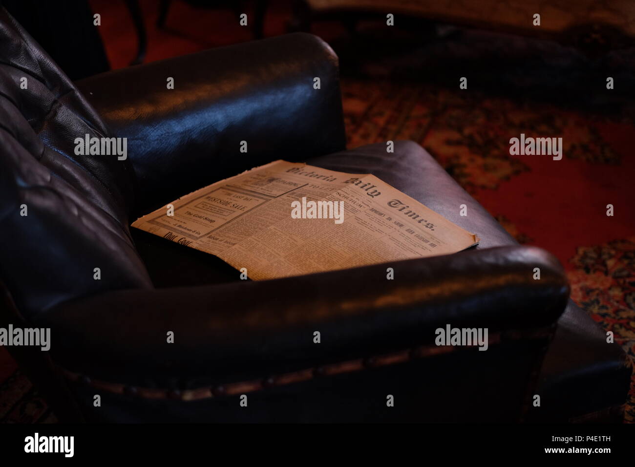 Jahrgang Zeitung auf einer Couch Stockfoto