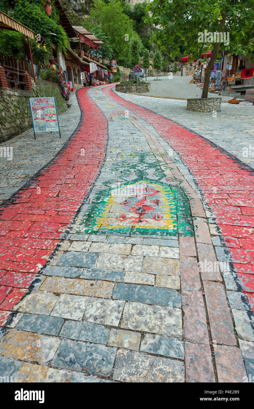 Gepflasterte Straße nach kruja Burg Kruja gemalt, Albanien Stockfoto
