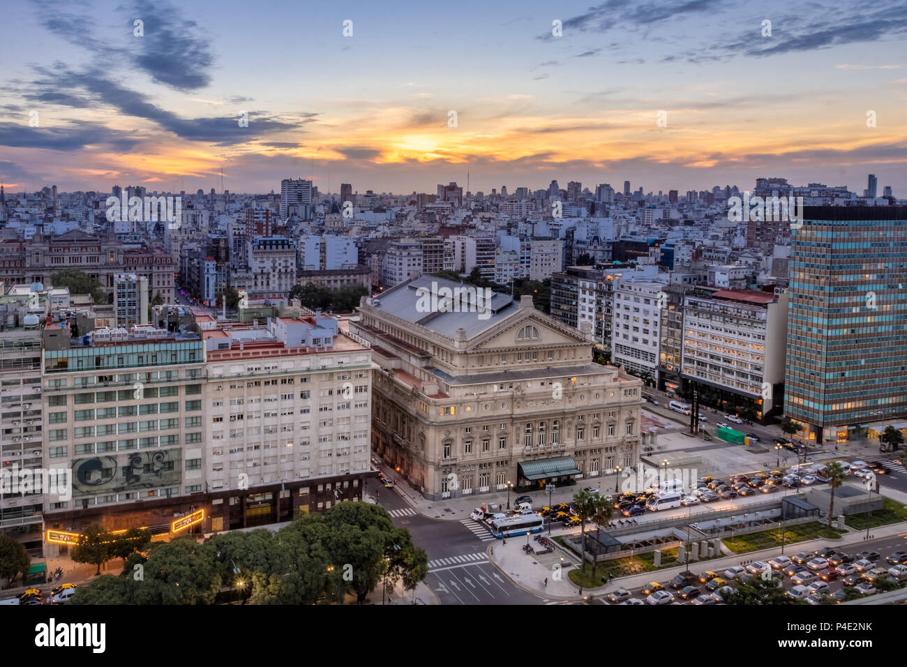 Buenos Aires, Argentinien - 15. Mai 2018: Luftaufnahme des Teatro Colon (Columbus Theater) und 9 de Julio Avenue bei Sonnenuntergang - Buenos Aires, Argentinien Stockfoto