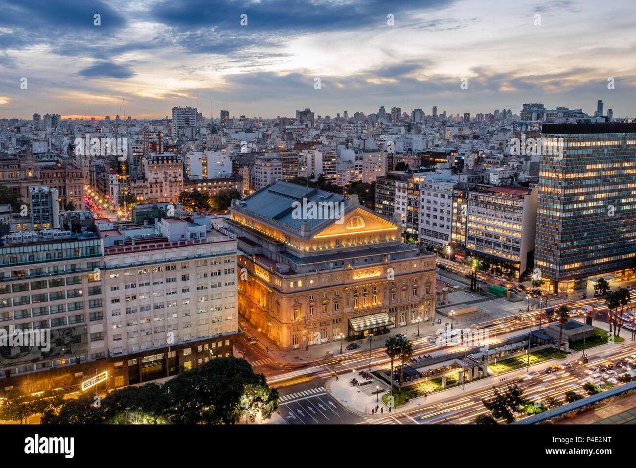 Buenos Aires, Argentinien - 15. Mai 2018: Luftaufnahme des Teatro Colon (Columbus Theater) und 9 de Julio Avenue bei Sonnenuntergang - Buenos Aires, Argentinien Stockfoto