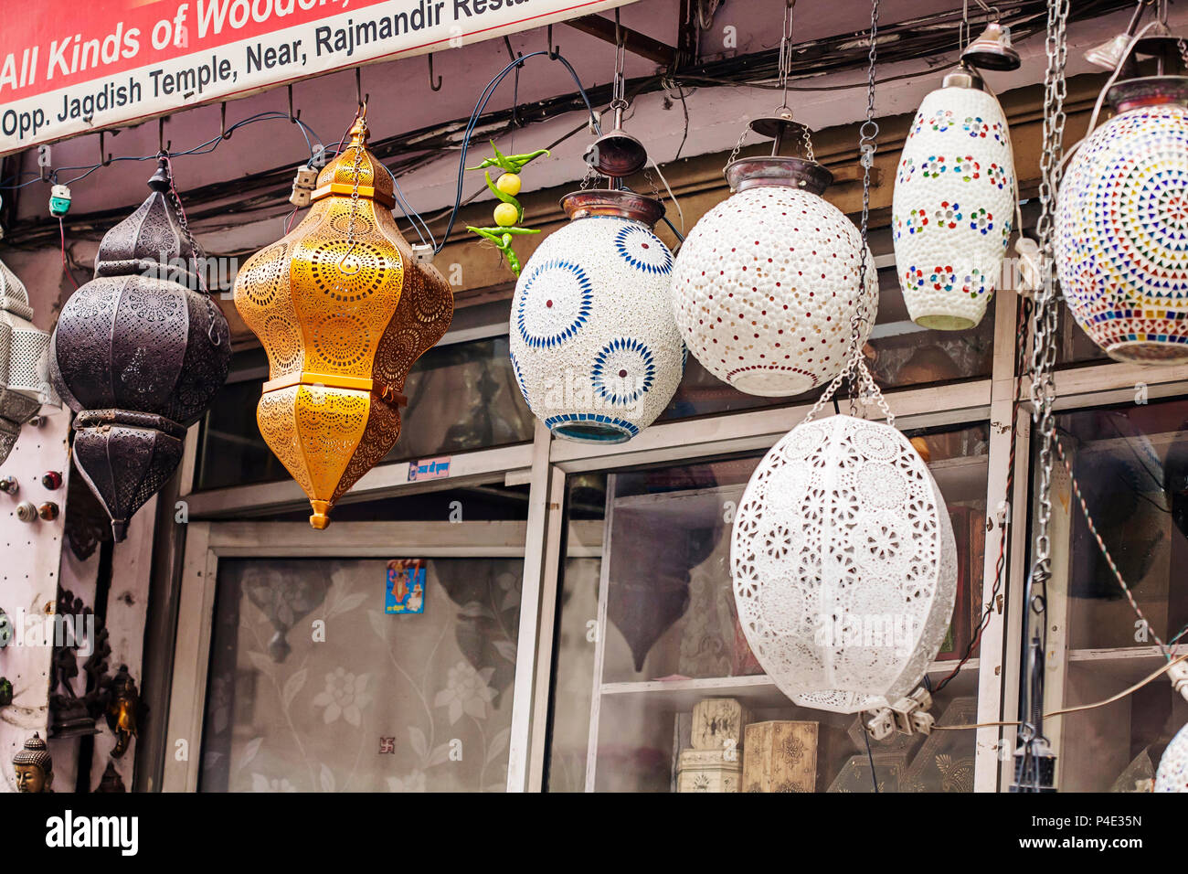 Udaipur, Rajasthan, Indien, 6. Februar 2018: Home Decor city Store mit orientalischen Lampen Stockfoto