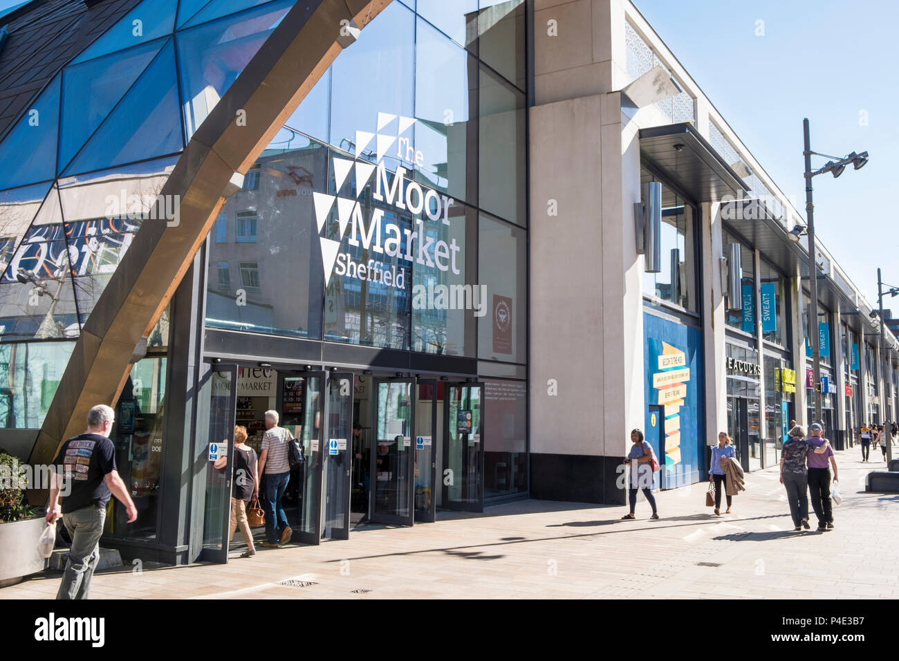 Leute einkaufen im Moor Markt, Sheffield, England, Großbritannien Stockfoto