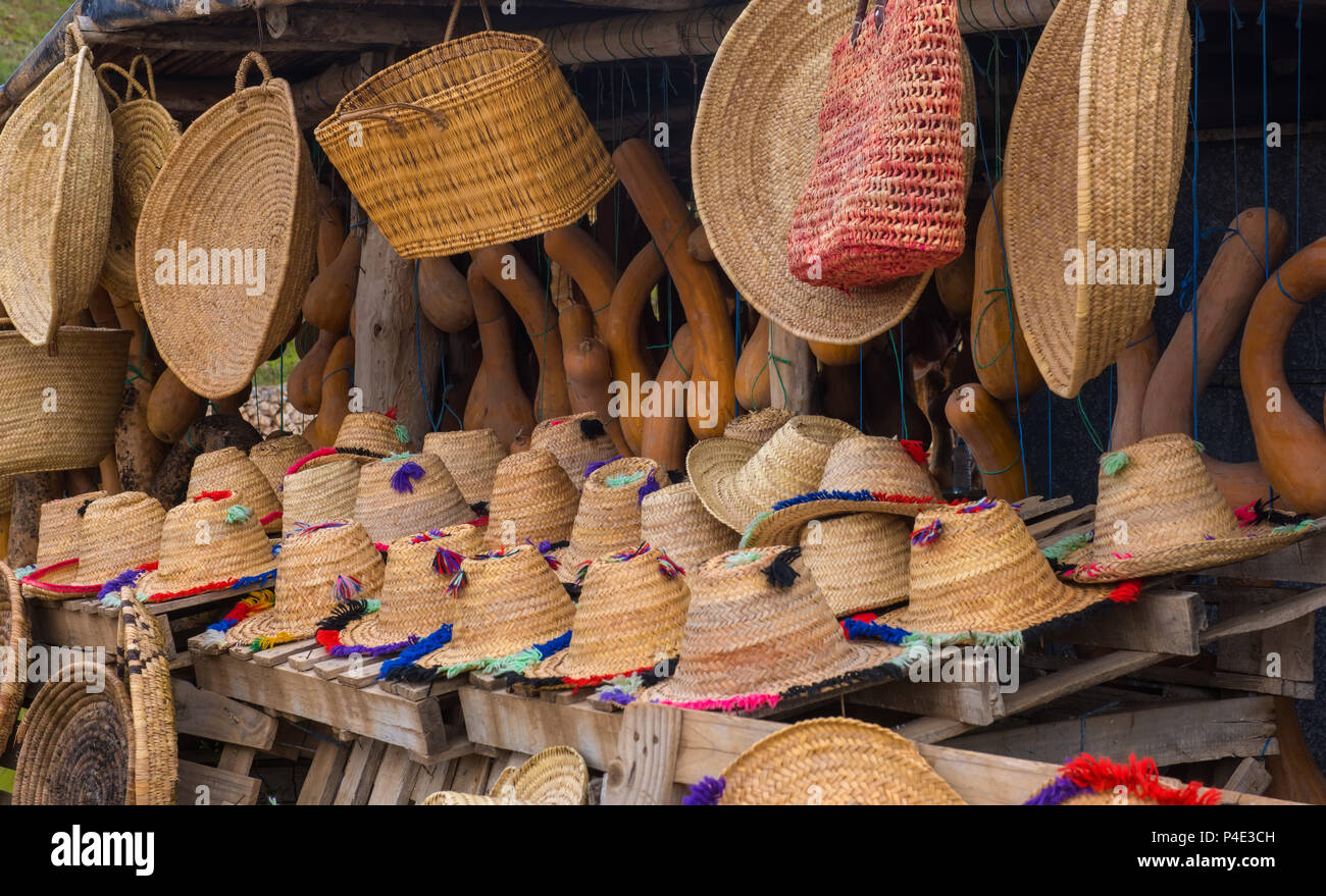 Handwerk wicker Hüte, Taschen und andere Souvenirs in Marokko Markt Stockfoto
