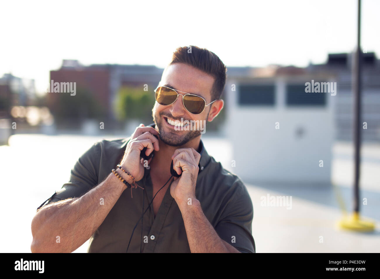 Happy trendige Junge kaukasier Mann mit toothy Lächeln, Outdoor Portrait Stockfoto