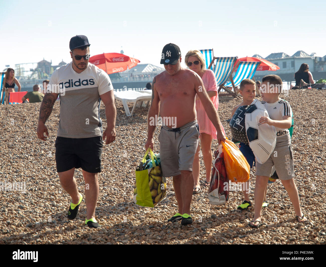 Eine Familie Brighton verlassen Strand nach einem langen sonnigen Tag Stockfoto