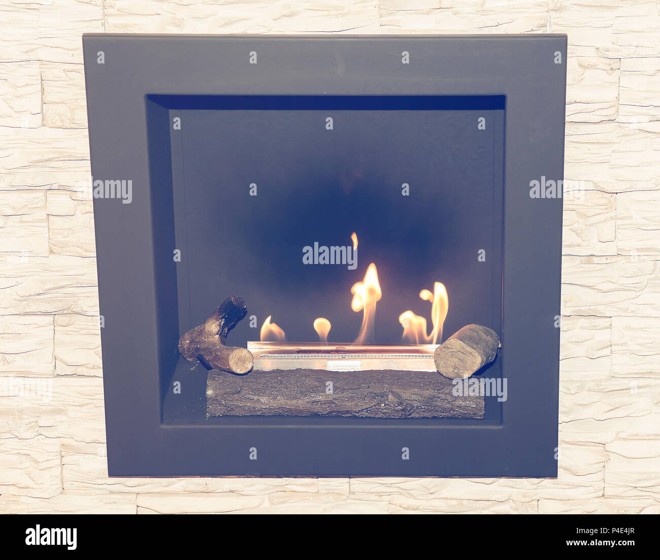 Künstliche Erdgas Kamin mit Naturstein im Wohnzimmer. Vintage Style ... Künstliche Erdgas Kamin mit Naturstein im Wohnzimmer. Vintage Style ...