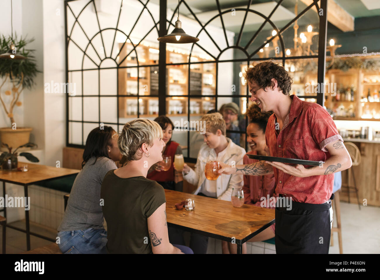 Vielfältige Gruppe von Freundinnen Bestellung Getränke aus einem Bistro Kellner Stockfoto